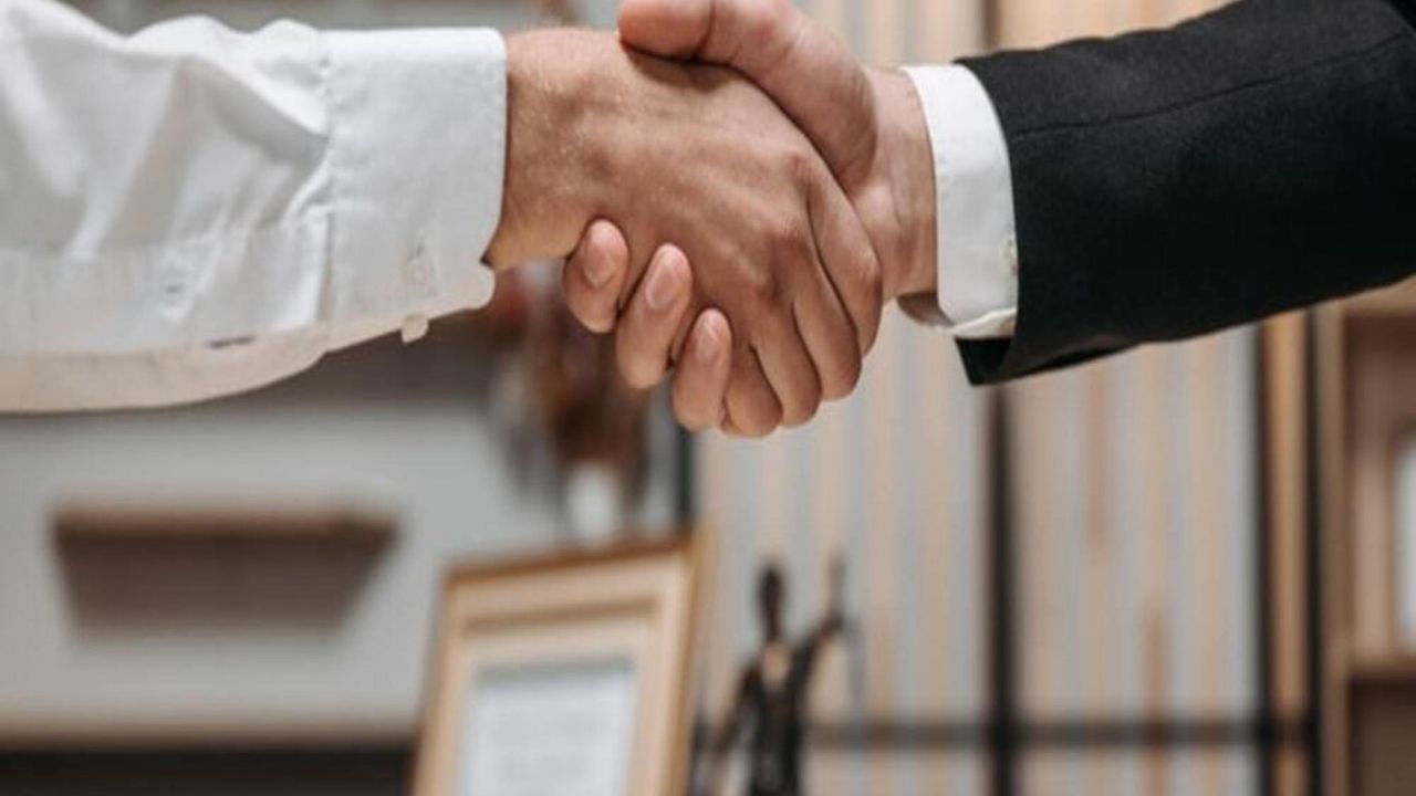 આજની વધતી મોંઘવારીમાં દરેક વ્યક્તિને સેવિંગ કરવું જરુરી બન્યું છે. આ માટે તમારું એક સેવિંગ અકાઉન્ટ હોવું જરુરી છે. બેન્ક અકાઉન્ટ વગર કોઈ પણ નાંણાકીય લેવડ-દેવડ સરળ નથી.કેટલીક સરકારી યોજનાઓ પણ છે. જેનો લાભ બેન્ક અકાઉન્ટ હોલ્ડર્સને પણ મળે છે.