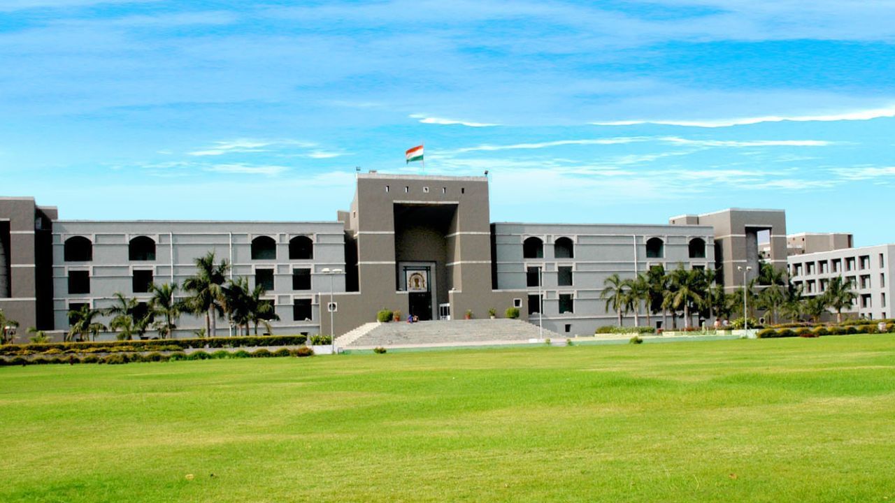 એક મીડિયા રિપોર્ટ અનુસાર આ નિર્ણય જસ્ટિસ એ.વાય. કોગેજે અને જસ્ટિસ એન.એસ. સંજય ગૌડાની બેન્ચે આપ્યો હતો. તેમણે કુરાન અને હદીસનો ઉલ્લેખ કર્યો હતો. બેન્ચે કહ્યું કે લગ્ન સમાપ્ત કરવાની પ્રક્રિયાનું વર્ણન ધાર્મિક ગ્રંથો કુરાન અને હદીસમાં કરવામાં આવ્યું છે.