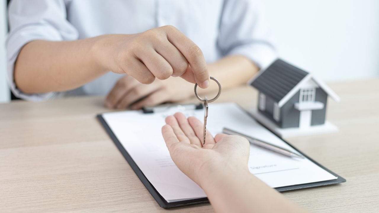 ભારતના દરેક રાજ્યમાં પોતાનો એક રેન્ટ કંટ્રોલ એક્ટ હોય છે. જે નક્કી કરે છે કે, મકાન માલિક ભાડું કેટલી વખત અને કઈ શરતો પર વધારી શકે છે. આજે આપણે આના વિશે વિસ્તારથી વાત કરીશું. તમને જણાવી દઈએ કે, મકાન માલિક એક વર્ષમાં ભાડું વધારતી વખતે તેને નોટિસ આપવી જરુરી છે.