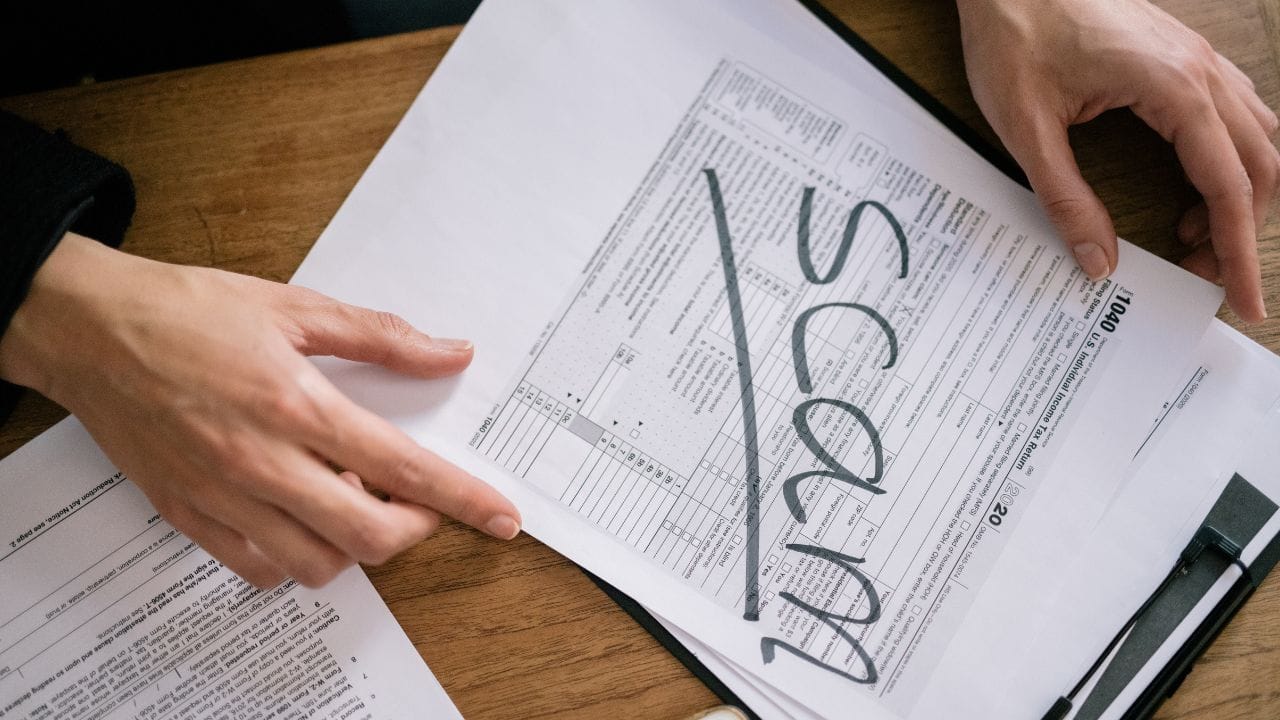  જો ઈન્ટરનેટનો ઉપયોગ કરતી વખતે થોડી પણ બેદરકારી કરવામાં આવે તો, ફક્ત તમારા મહેનતના પૈસા જ નહીં, પણ તમારી વ્યક્તિગત માહિતી પણ ચોરી થઈ શકે છે. આવી સ્થિતિમાં, જો તમે કમનસીબે ઓનલાઈન છેતરપિંડીનો ભોગ બનો છો, તો કોઈપણ રાહ જોયા વિના ફરિયાદ નોંધાવવી મહત્વપૂર્ણ છે. હવે પ્રશ્ન એ ઊભો થાય છે કે ફરિયાદ નોંધાવવી કેટલા સમયમાં યોગ્ય છે.