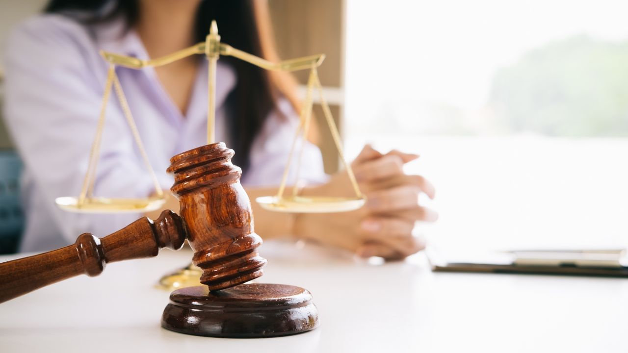 વર્ષ 2021 માં, સહાયિત પ્રજનન ટેકનોલોજી (નિયમન) અધિનિયમ, 2021 સંસદના એક કાયદા દ્વારા પસાર કરવામાં આવ્યો હતો. આ કાયદો સરોગેટ માતાઓના અધિકારોનું રક્ષણ પણ સુનિશ્ચિત કરે છે. આ કાયદો સહાયિત પ્રજનનના આ સૌથી ઝડપથી વિકસતા ઉદ્યોગમાં દેખરેખ, નિયમન, લાયસન્સ અને સારા નૈતિક વર્તનની ખાતરી કરવા સાથે સંબંધિત છે.એ વાત સાચી છે કે, શુક્રાણુ કે એગ દાતાનો બાળક પર કોઈ કાનૂની અધિકાર નથી.