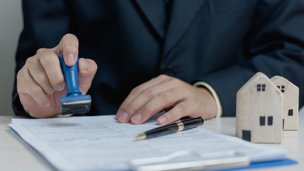 આવા ખાતાધારકોના કોઈપણ કારણોસર અચાનક મૃત્યુ પછી, તેમના પરિવાર માટે બેંક ખાતામાં જમા રકમનો ઉપયોગ કરવો મુશ્કેલ બની જાય છે.અમે વાત કરવા જઈ રહ્યા છીએ નોમિની વગરના બેન્ક અકાઉન્ટ હોલ્ડરનું મૃત્યું થઈ જાય છે. તો તેના પરિવારમાંથી કોને બધી રકમ મળી શકે અને આવા અકાઉન્ટમાંથી પૈસા કેવી રીતે કાઢી શકાય છે.