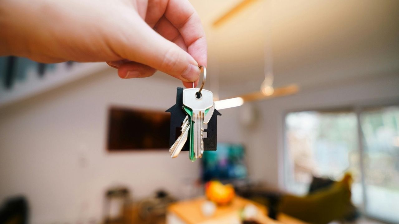 જો તમે એક નક્કી કરેલા સમય પર ધર ભાડે લીધું છે તો. જેમ કે, 11 મહિના કે 1 વર્ષ તો આ સમય સુધી મકાન માલિક ભાડું વધારે શકે નહી. જ્યાં સુધી એગ્રીમેન્ટમાં અગાઉ ઉલ્લેખ કરવામાં આવ્યો હોય. જો કરારમાં એવું લખેલું હોય કે ભાડું દર વર્ષે 10 ટકા વધશે, તો તે માન્ય ગણવામાં આવશે.