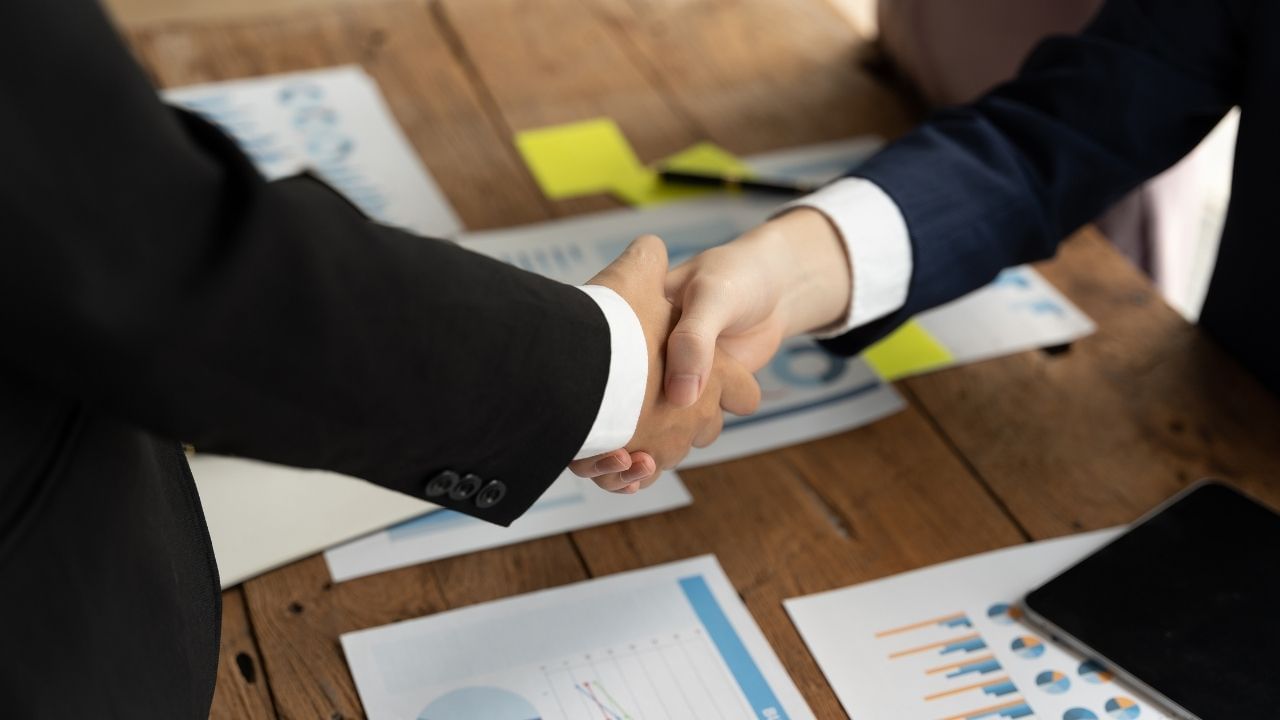 પરંતુ નોમિની વિનાના ખાતા પરના અધિકારો મેળવવા માટે, વ્યક્તિએ લાંબું પેપર વર્ક અને કાનૂની પ્રક્રિયામાંથી પસાર થવું પડે છે, જેમાં એક કે બે વર્ષ જેટલો સમય લાગી શકે છે.