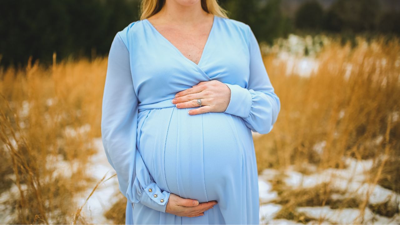 શું ભારતમાં સરોગેસી લીગલ છે. એવા અનેક દેશ છે. જ્યાં સરોગસી ગેરકાયદેસર માનવામાં આવે છે. ભારતમાં સરોગસી કાયદેસર હોવા છતાં, તેના માટે કેટલાક નિયમો અને કાનુન છે, જેનું પાલન આ પ્રક્રિયા અપનાવતા પહેલા કરવું આવશ્યક છે.  