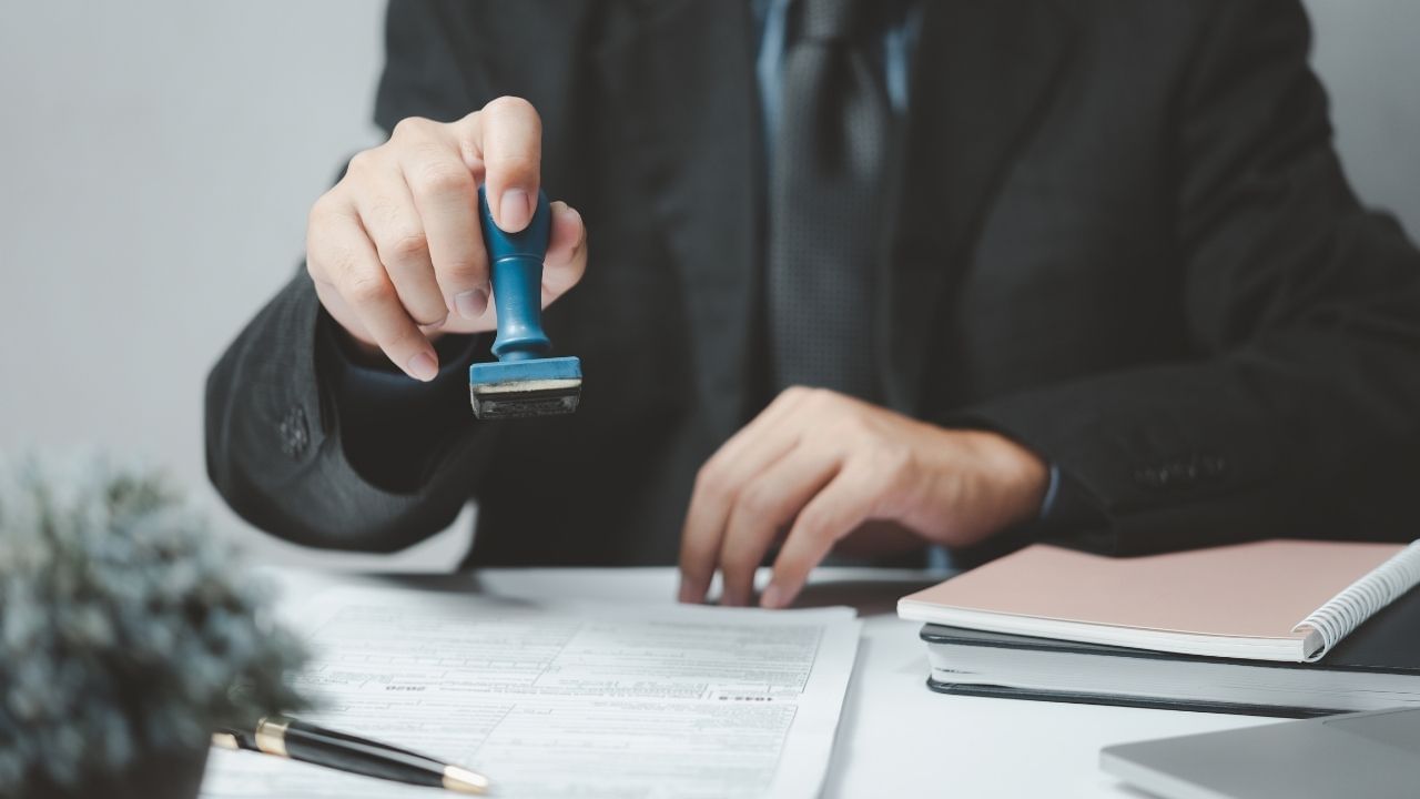 (Disclaimer: જો તમારી પાસે કોઈ ચોક્કસ કેસ હોય તો કાનૂની નિષ્ણાત (વકીલ) ની સલાહ લેવી સલાહભર્યું છે. અહીં આપેલી માહિતી ફક્ત કોર્ટના નિર્ણયો અને કલમોને આધારે આપવામાં આવી છે. તમારે કોઈ કેસ માટે જાણવું હોય તો યોગ્ય વકીલની સલાહ લઈ શકો છો.)(All Image Symbolic)