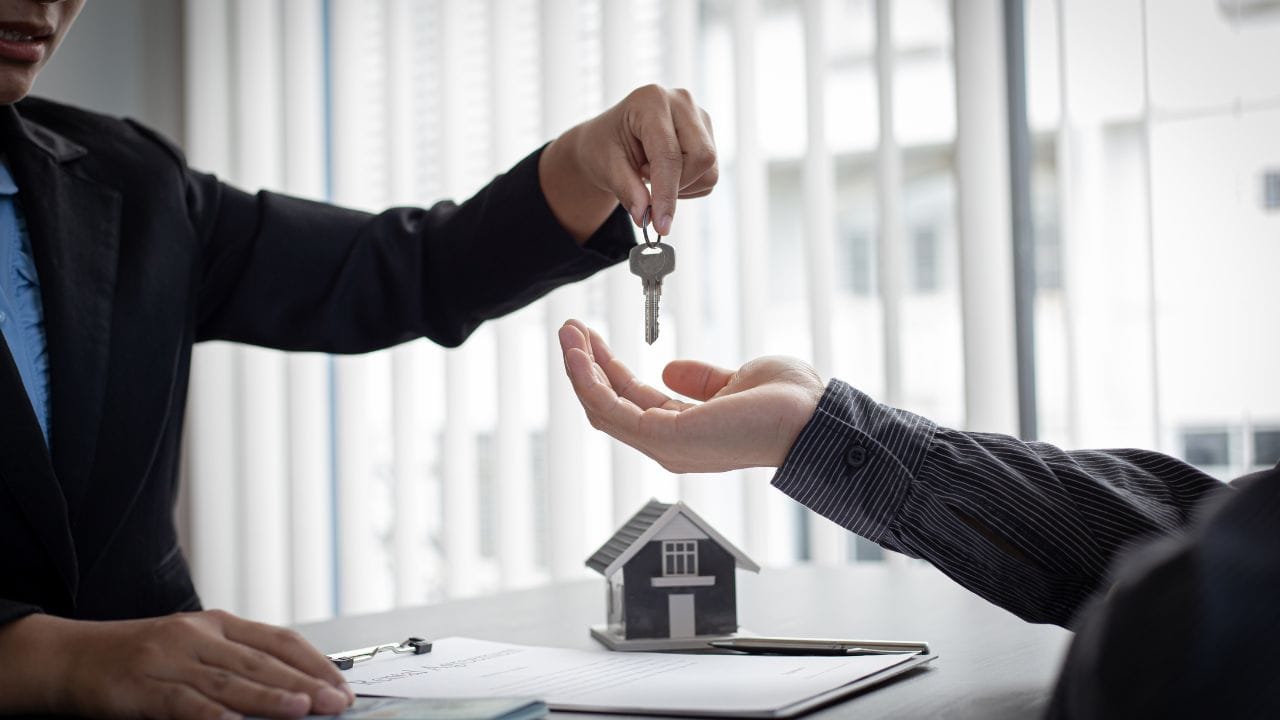 જો તમે એગ્રીમેન્ટ સાઈન કર્યું છે. તેમાં લખેલું છે કે, દર વર્ષે ભાડું કેટલું વધારવામાં આવશે. સામાન્ય રીતે 5 થી 10 ટકા વધારી શકે છે.મિલકત ટ્રાન્સફર એક્ટ 1882ની કલમ 106 હેઠળ, મકાનમાલિકોએ ભાડું વધારતા પહેલા ભાડૂઆતને લેખિત સૂચના આપવી જરૂરી છે. મકાનમાલિકે ઓછામાં ઓછા 15 દિવસ અગાઉ લેખિત સૂચના આપવી આવશ્યક છે.