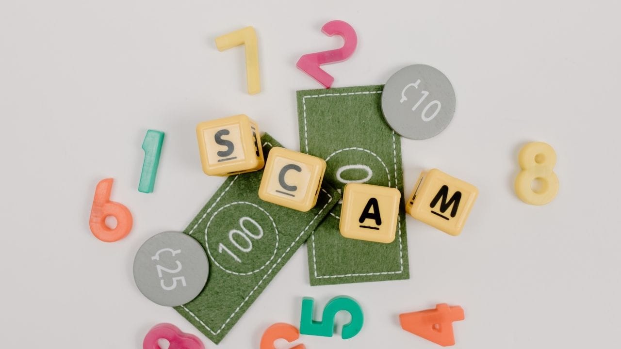 ઓનલાઈન છેતરપિંડી અંગે ફરિયાદ કરવા માટે, તાત્કાલિક 1930 પર કૉલ કરો અને તમારો મુદ્દો રજૂ કરો. આ પછી, છેતરપિંડી કઈ તારીખે થઈ તેની વિગતો, સમય, રકમની વિગતો, છેતરપિંડીની પદ્ધતિ સાથે એકાઉન્ટ નંબર, બેંક સ્ટેટમેન્ટ એકત્રિત કરો. 