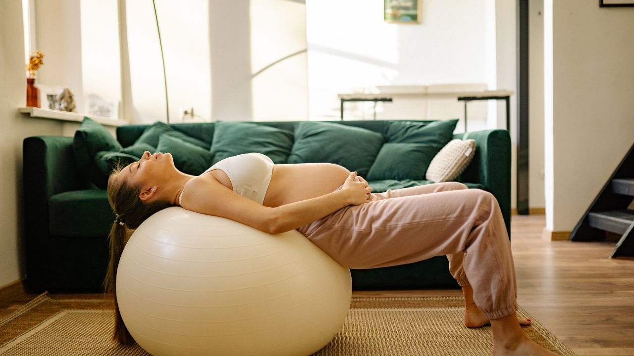 સરોગેસીની પરવાનગી ફક્ત નિઃસંતાન પરિણીત યુગલોને જ આપવામાં આવશે. ઉપરાંત, સરોગસીની સુવિધા મેળવવા માટે ઘણી શરતો પૂરી કરવી પડશે. ઉદાહરણ તરીકે, સરોગસીની સુવિધા મેળવનાર વ્યક્તિએ સરોગેટ માતા બનવા માટે તૈયાર મહિલાના સ્વાસ્થ્ય અને સલામતીનું ધ્યાન રાખવું પડશે.