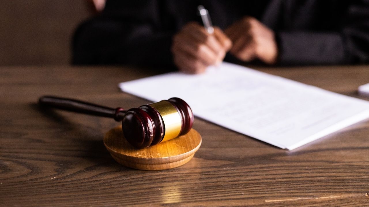 (Disclaimer: જો તમારી પાસે કોઈ ચોક્કસ કેસ હોય તો કાનૂની નિષ્ણાત (વકીલ) ની સલાહ લેવી સલાહભર્યું છે. અહીં આપેલી માહિતી ફક્ત કોર્ટના નિર્ણયો અને કલમોને આધારે આપવામાં આવી છે. તમારે કોઈ કેસ માટે જાણવું હોય તો યોગ્ય વકીલની સલાહ લઈ શકો છો.)(All Image Symbolic)