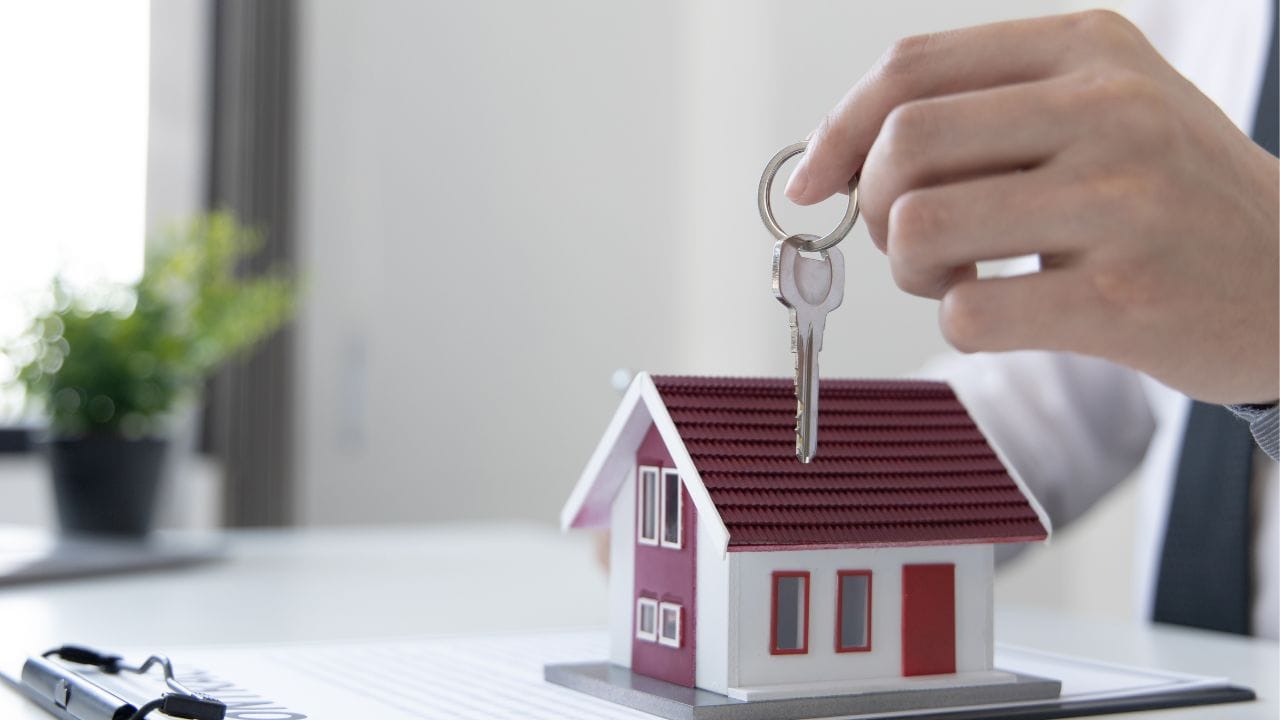 ભારતમાં ભાડા નિયંત્રણ કાયદા હેઠળ, મકાનમાલિક અને ભાડૂઆત બંનેના અધિકારોનું રક્ષણ સુનિશ્ચિત કરવામાં આવ્યું છે. અમે તમને ભાડૂઆતના કાનૂની અધિકારો વિશે જણાવવા જઈ રહ્યા છીએ. મકાનમાલિક કોઈપણ કારણ વગર પોતાની મરજીથી ભાડૂઆતને બહાર કાઢી શકતો નથી. જો તેની પાસે કોઈ નક્કર કારણ હોય, કોર્ટનો આદેશ હોય, તો આ કરી શકાય છે.