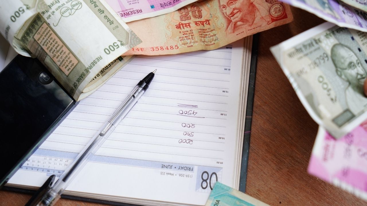 બેન્ક જ્યારે તમારું સેવિંગ અકાઉન્ટ કે અન્ય બેન્ક અકાઉન્ટ ઓપન કરે છે. તો તમારી પાસે નોમિનીની ડિટેલ માંગે છે અને તમારે તમારા બેન્ક અકાઉન્ટમાં તમારા નોમિનીની તમામ ડિટેલ આપવી પડે છે. જેનાથી અકાઉન્ટ હોલ્ડરના મૃત્યું બાદ નોમિની આ અકાઉન્ટ પર કાનુની રુપથી હક મેળવી શકે છે.