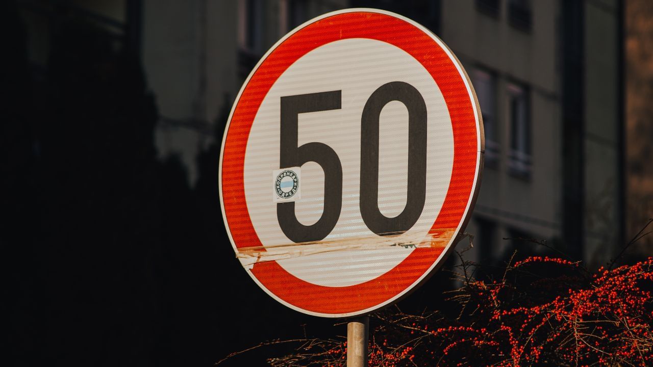 (Disclaimer: જો તમારી પાસે કોઈ ચોક્કસ કેસ હોય તો કાનૂની નિષ્ણાત (વકીલ) ની સલાહ લેવી સલાહભર્યું છે. અહીં આપેલી માહિતી ફક્ત કોર્ટના નિર્ણયો અને કલમોને આધારે આપવામાં આવી છે. તમારે કોઈ કેસ માટે જાણવું હોય તો યોગ્ય વકીલની સલાહ લઈ શકો છો.)(All Image Symbolic)