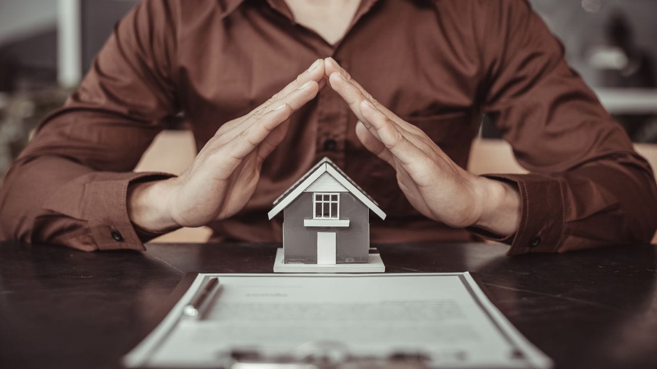 (Disclaimer: જો તમારી પાસે કોઈ ચોક્કસ કેસ હોય તો કાનૂની નિષ્ણાત (વકીલ) ની સલાહ લેવી સલાહભર્યું છે. અહીં આપેલી માહિતી ફક્ત કોર્ટના નિર્ણયો અને કલમોને આધારે આપવામાં આવી છે. તમારે કોઈ કેસ માટે જાણવું હોય તો યોગ્ય વકીલની સલાહ લઈ શકો છો.)(All Image Symbolic)