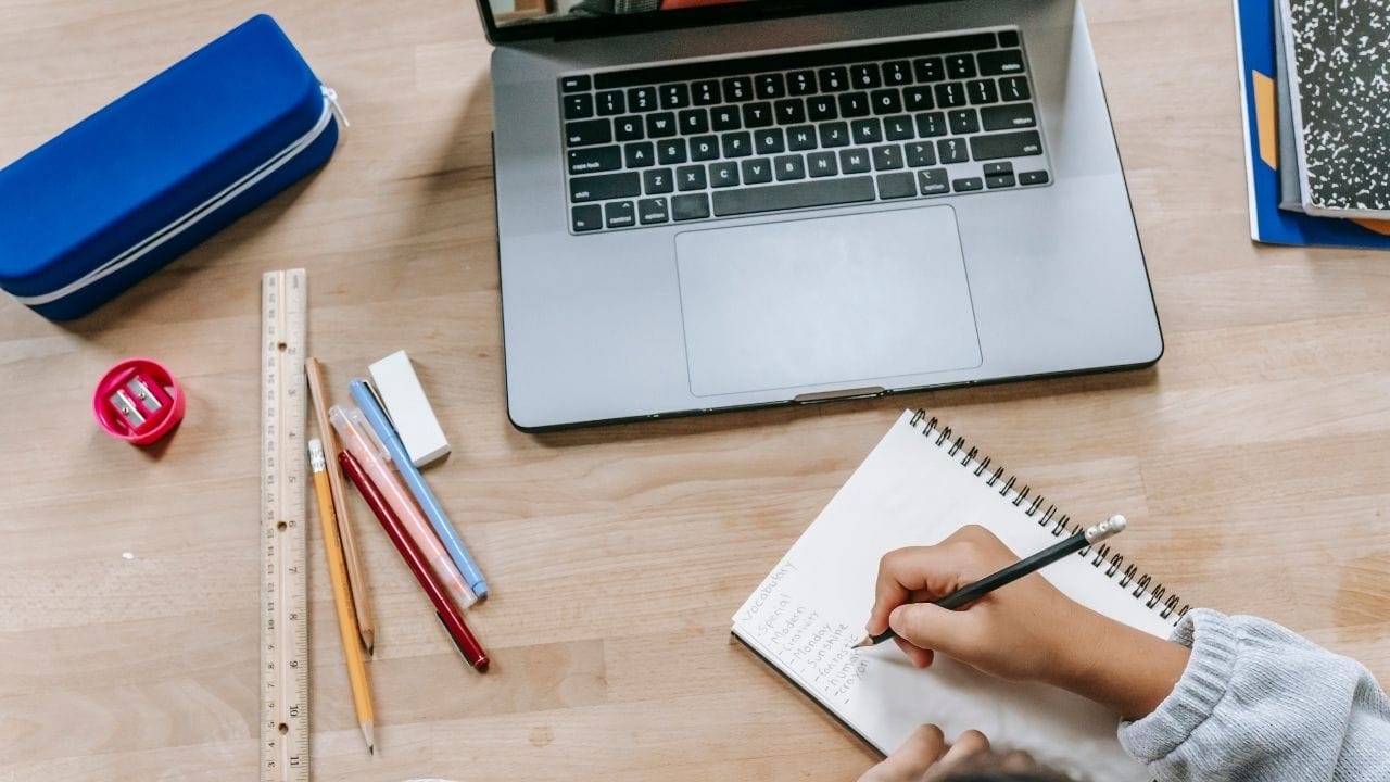 (Disclaimer: જો તમારી પાસે કોઈ ચોક્કસ કેસ હોય તો કાનૂની નિષ્ણાત (વકીલ) ની સલાહ લેવી સલાહભર્યું છે. અહીં આપેલી માહિતી ફક્ત કોર્ટના નિર્ણયો અને કલમોને આધારે આપવામાં આવી છે. તમારે કોઈ કેસ માટે જાણવું હોય તો યોગ્ય વકીલની સલાહ લઈ શકો છો.)(All Image Symbolic)