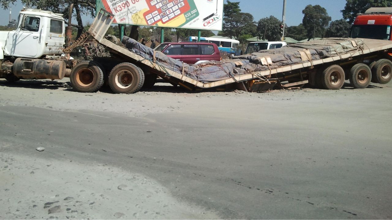 આ દરમિયાન બાઈક કાર સાથે ટકરાય હતી અને તે પડી ગયો હતો. આ દરમિયાન તેની પાછળ આવી રહેલી એક બસે તેને કચડી નાંખ્યો હતો.