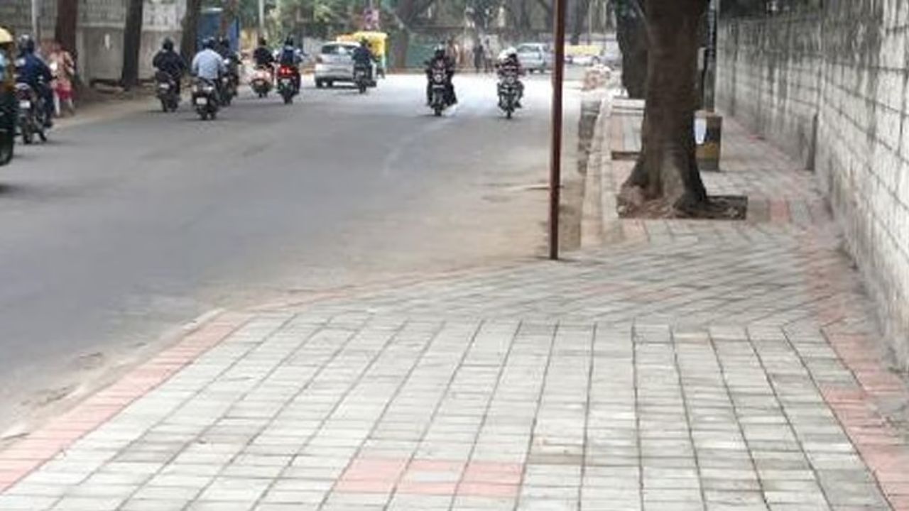 હજુ સુધી કોઈ માર્ગદર્શિકા નથી: કોર્ટ સલાહકારે સુપ્રીમ કોર્ટને જણાવ્યું હતું કે, કેન્દ્ર સરકાર દ્વારા પદયાત્રીઓના ફૂટપાથ પર ચાલવાના અધિકાર અંગે હજુ સુધી કોઈ માર્ગદર્શિકા જાહેર કરવામાં આવી નથી. તેમણે કહ્યું કે, સુપ્રીમ કોર્ટે ભૂતપૂર્વ ન્યાયાધીશ અભય મનોહર સપ્રેની અધ્યક્ષતામાં એક સમિતિની રચના કરી છે જે માર્ગ સલામતી સંબંધિત વિવિધ આદેશોના અમલીકરણ પર દેખરેખ રાખશે. તેમણે સૂચન કર્યું કે માર્ગદર્શિકા બન્યા પછી આ સમિતિ તેમના અમલીકરણનું નિરીક્ષણ શરૂ કરી શકે છે.