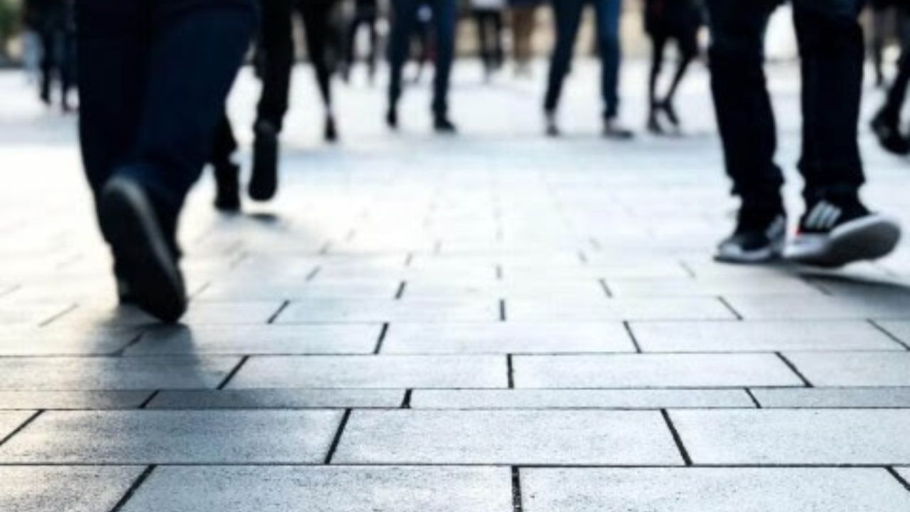 રાહદારીઓ માટે મહત્વપૂર્ણ: સુપ્રીમ કોર્ટે કહ્યું છે કે, નાગરિકો માટે યોગ્ય ફૂટપાથ જરૂરી છે. કોર્ટે કેન્દ્ર સરકારને છ મહિનાની અંદર રાષ્ટ્રીય માર્ગ સલામતી બોર્ડ બનાવવાનો નિર્દેશ આપ્યો છે અને સ્પષ્ટ કર્યું છે કે હવે વધુ સમય આપવામાં આવશે નહીં. આ કેસમાં સુપ્રીમ કોર્ટે એક મહત્વપૂર્ણ ટિપ્પણી કરી છે કે રાહદારીઓ માટે ફૂટપાથ પૂરા પાડવા જરૂરી છે. કારણ કે ફૂટપાથ મેળવવો તેમનો મૂળભૂત અધિકાર છે. આ નિર્ણય ચોક્કસપણે રાહદારીઓના જીવનની સુરક્ષા માટે મહત્વપૂર્ણ સાબિત થશે.