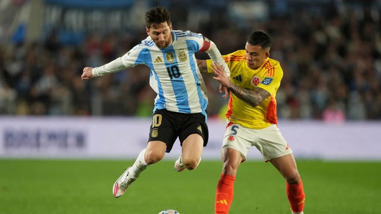 13 ડિસેમ્બરે સાંજે મેસ્સી અમદાવાદમાં હશે, જ્યાં તે અદાણી ફાઉન્ડેશનના એક ખાનગી કાર્યક્રમમાં હાજરી આપશે. આ પછી, તે 14 ડિસેમ્બરે મુંબઈ પહોંચશે, જ્યાં CCI બ્રેબોર્ન ખાતે બપોરે 3:45 વાગ્યે 'મીટ એન્ડ ગ્રીટ' અને વાનખેડે સ્ટેડિયમ ખાતે સાંજે 5:30 વાગ્યે 'GOAT કપ' અને કોન્સર્ટ યોજાશે. 