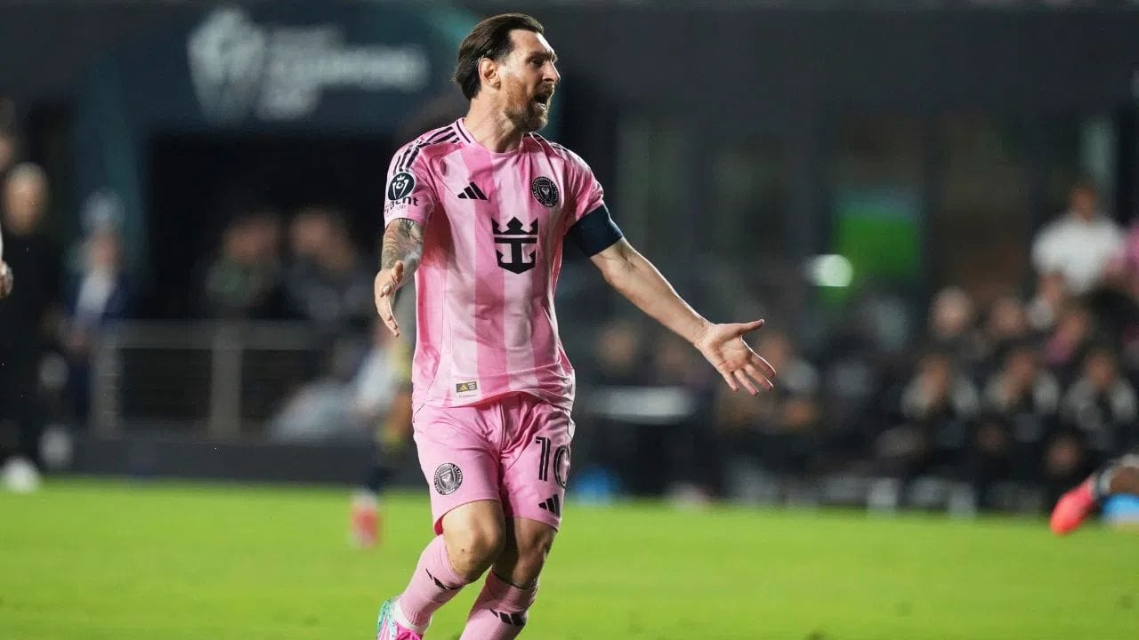 મુંબઈમાં એક ખાસ મુંબઈ પેડલ GOAT કપનું પણ આયોજન કરવામાં આવશે, જેમાં શાહરૂખ ખાન અને લિએન્ડર પેસ જેવા સ્ટાર્સ મેસ્સી સાથે 5-10 મિનિટ રમી શકશે. 'GOAT કેપ્ટન્સ મોમેન્ટ'માં સચિન, ધોની, રોહિત, રણવીર સિંહ, આમિર ખાન અને ટાઈગર શ્રોફ મેસ્સી સાથે પણ રમી શકે છે.