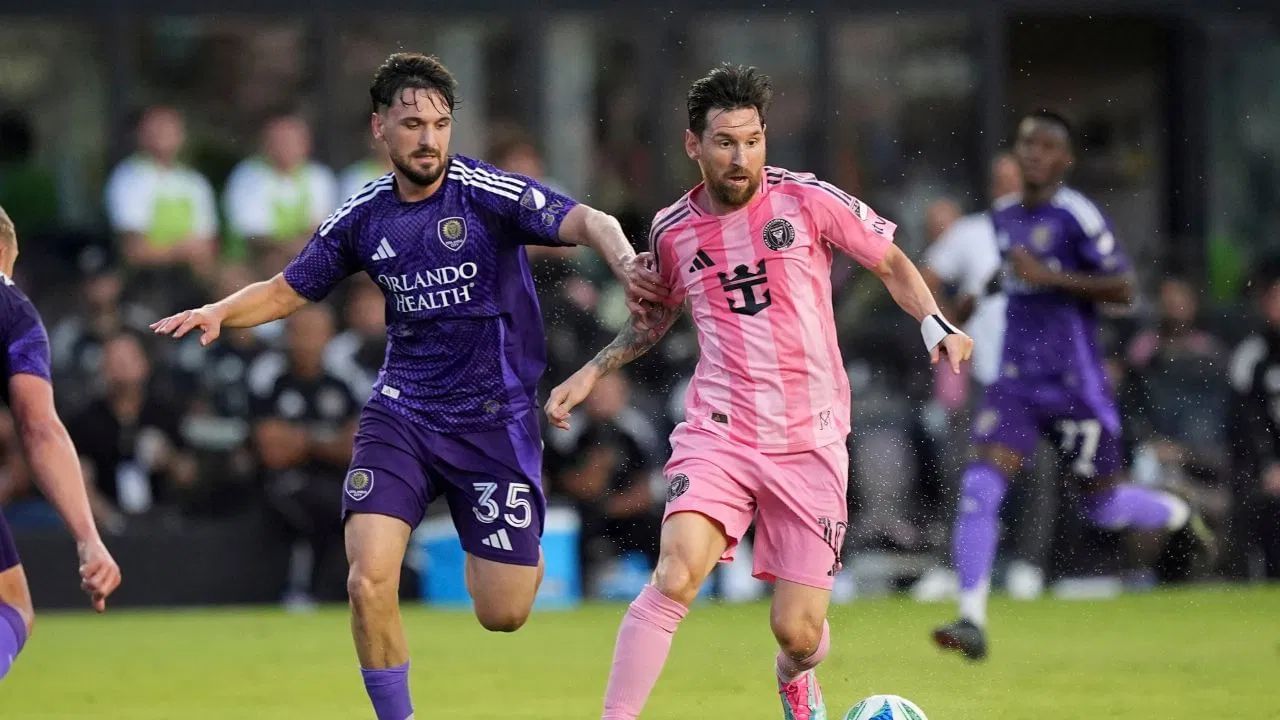 મેસ્સી 12 ડિસેમ્બરે રાત્રે કોલકાતા પહોંચશે. 13 ડિસેમ્બરે ઈડન ગાર્ડન્સ અથવા સોલ્ટ લેક સ્ટેડિયમ ખાતે આયોજિત 'GOAT કોન્સર્ટ' અને 'GOAT કપ'માં મેસ્સી સાત ખેલાડીઓની ટીમ સાથે સોફ્ટ ટચ મેચ રમશે. જેમાં ગાંગુલી, લિએન્ડર પેસ, જોન અબ્રાહમ અને બૈચુંગ ભૂટિયા જેવા દિગ્ગજો ભાગ લેશે. 