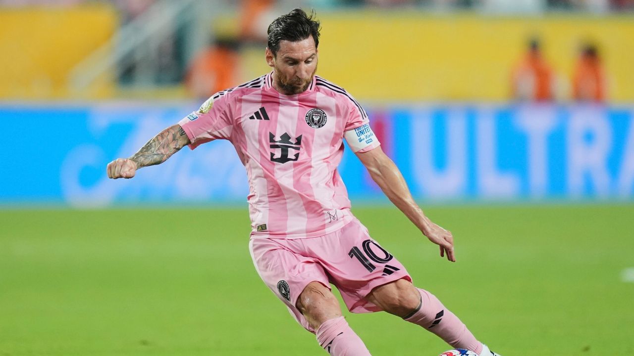  તે આર્જેન્ટિના માટે ફિફા ફ્રેન્ડલી મેચમાં પણ ભાગ લેશે. 6 જૂનના રોજ, કેરળના રમતગમત મંત્રીએ પુષ્ટિ આપી હતી કે લિયોનેલ મેસ્સીના નેતૃત્વ હેઠળની આર્જેન્ટિના ફૂટબોલ ટીમ ઓક્ટોબર અથવા નવેમ્બરમાં એક ઈકોફ્રેન્ડલી મેચ રમવા માટે કેરળની મુલાકાત લેશે.