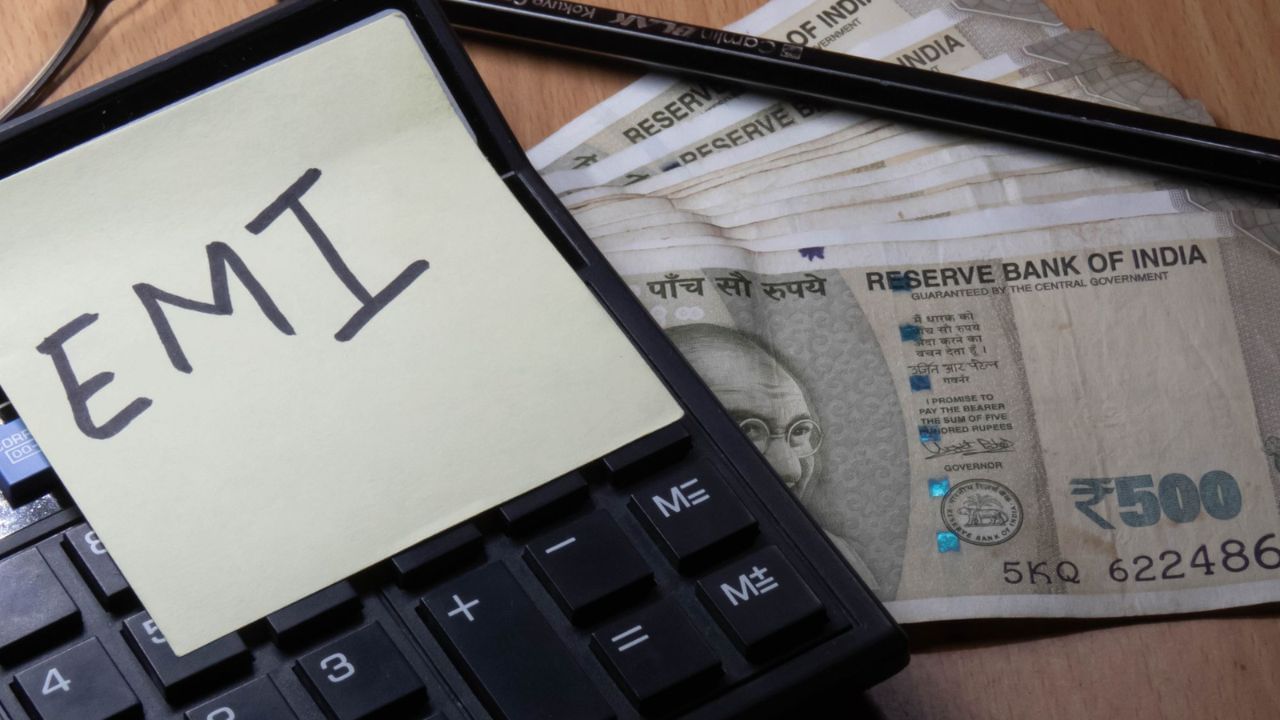 જો તમારા EMI માં 1 થી 7 દિવસનો વિલંબ થાય છે, તો બેંકો સામાન્ય રીતે તેને અવગણે છે. આવા કિસ્સાઓમાં, સ્કોર પર કોઈ ખાસ અસર થતી નથી. પરંતુ જો વિલંબ 30 દિવસનો હોય, તો મામલો ગંભીર બની જાય છે.