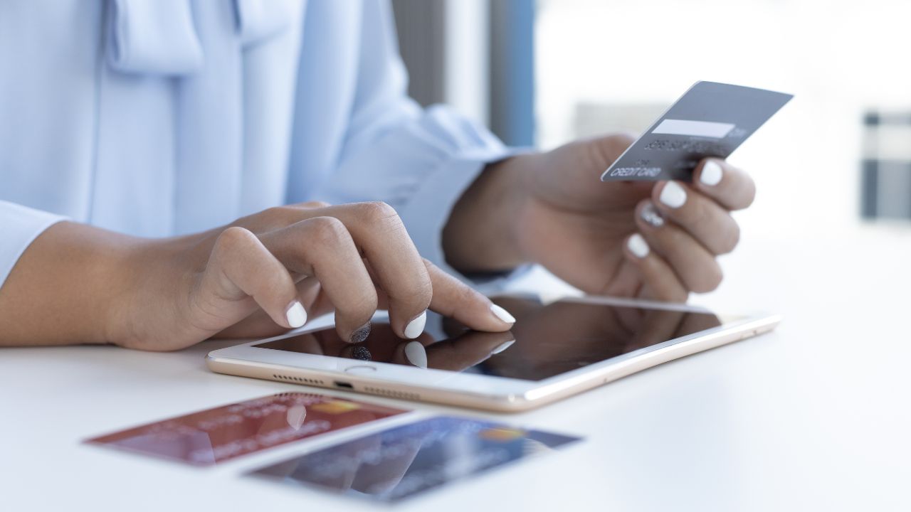 ઉદાહરણ તરીકે, જો તમે પહેલી વાર 30 દિવસનો વિલંબ કરો છો, તો સ્કોર 100 પોઈન્ટ ઘટી શકે છે. અને જો આવી ભૂલ વારંવાર કરવામાં આવે છે, તો 150 થી 200 પોઈન્ટનો ઘટાડો થઈ શકે છે. ઘણા કિસ્સાઓમાં, લોકોનો સ્કોર 750 થી 600 અથવા તેનાથી પણ નીચે આવી જાય છે. આ સ્તર પર પહોંચ્યા પછી, તમારો પગાર ગમે તેટલો સારો હોય, લોન મેળવવી ખૂબ જ મુશ્કેલ બની જાય છે. જો તમે ભૂલ કરી હોય, તો નિરાશ ન થાઓ, કારણ કે ક્રેડિટ સ્કોર કાયમ માટે બગડતો નથી. જેમ જેમ તમે ફરીથી સમયસર EMI અને બિલ ચૂકવવાનું શરૂ કરો છો, તેમ તેમ સ્કોર ધીમે ધીમે વધવા લાગે છે. સામાન્ય રીતે, 3 થી 6 મહિના સુધી સતત સમયસર ચુકવણી કર્યા પછી તફાવત દેખાવા લાગે છે. જો તમે કોઈપણ મહિના માટે EMI ચૂકવી શકતા નથી, તો શ્રેષ્ઠ માર્ગ એ છે કે બેંક સાથે વાત કરો. તમે લોનના હપ્તાઓ ફરીથી શેડ્યૂલ કરી શકો છો અથવા થોડા સમય માટે મોરેટોરિયમનો વિકલ્પ લઈ શકો છો. આ સાથે, ધ્યાનમાં રાખો કે ક્રેડિટ કાર્ડનું આખું બિલ સમયસર ચૂકવો. ન્યૂનતમ ચુકવણી કરીને ભાગી જવાનો પ્રયાસ કરશો નહીં, નહીં તો વ્યાજ અને સ્કોર બંનેને અસર થશે.