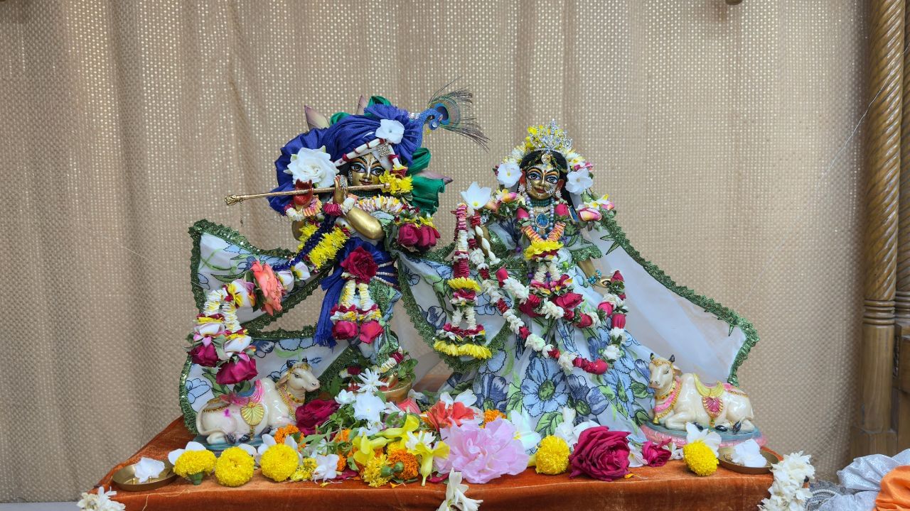 પુરાણોમાં ઉલ્લેખ છે કે ભૂમાસુર નામના રાક્ષસે અમર થવા માટે 16 હજાર કન્યાઓનું બલિદાન આપવાનું નક્કી કર્યું હતું. શ્રી કૃષ્ણએ આ કન્યાઓને કેદમાંથી મુક્ત કરીને ઘરે પાછી મોકલી દીધી.પછી ભગવાન કૃષ્ણ 16 હજાર સ્વરૂપોમાં પ્રગટ થયા અને તેમની સાથે લગ્ન કર્યા.