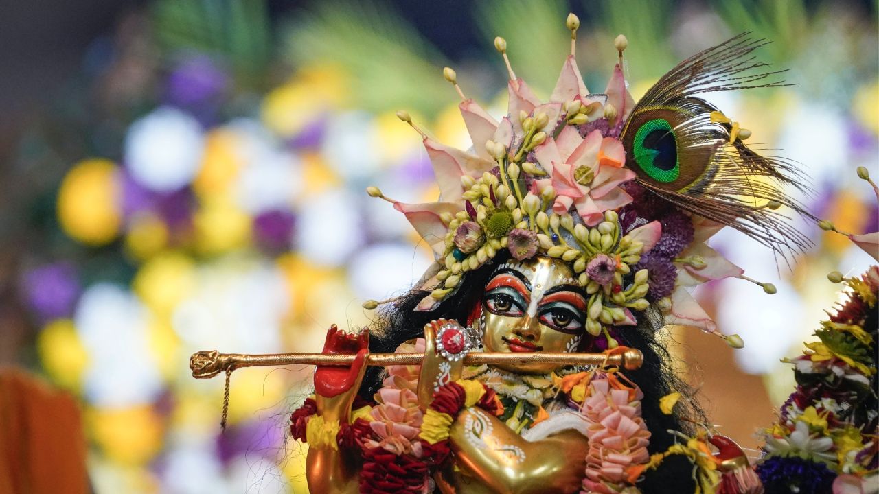 મહાભારત મુજબ, કુરુક્ષેત્ર યુદ્ધમાં ગાંધારીના તમામ 100 પુત્રો મૃત્યુ પામ્યા હતા. દુર્યોધનના મૃત્યુ પહેલાની રાત્રે કૃષ્ણ ભગવાને ગાંધારીની મુલાકાત લીધી અને સમજાવ્યા પણ ગાંધારીએ કૃષ્ણને શ્રાપ આપ્યો કે તેમની સાથે સમસ્ત યાદવોનો વિનાશ થશે. કૃષ્ણ પોતે જાણતા હતા કે યાદવો ભવિષ્યમાં ખૂબ જ અભિમાની અને અધર્મી, ઘમંડી બની જશે જેથી તેઓએ "તથાસ્તુ" કહેતાં ગાંધારીનાં ભાષણનો અંત આવ્યો હતો.