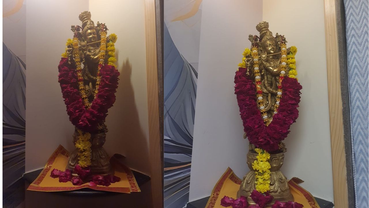 કૃષ્ણનો જન્મ મથુરાના કારાગૃહમાં થયો હતો. તેમની માતાનું નામ દેવકી અને પિતાનું નામ વસુદેવ હતું. કૃષ્ણ તેમના માતા-પિતાનું આઠમું સંતાન હતા. કૃષ્ણની પહેલાં તેમના 7 ભાઈઓને તેમના મામા કંસે ક્રૂરતાપૂર્વક પોતાના મૃત્યુના ભયથી મારી નાખ્યા હતા