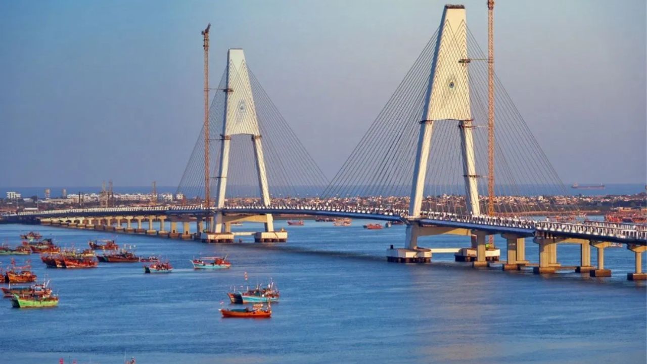 વસુદેવ માનતા હતા કે કૃષ્ણનું જીવન જોખમમાં છે, કૃષ્ણને ગોકુળમાં તેમના પાલક માતાપિતા યશોદા અને નંદ બાવાએ ઉછેર્યા હતા.