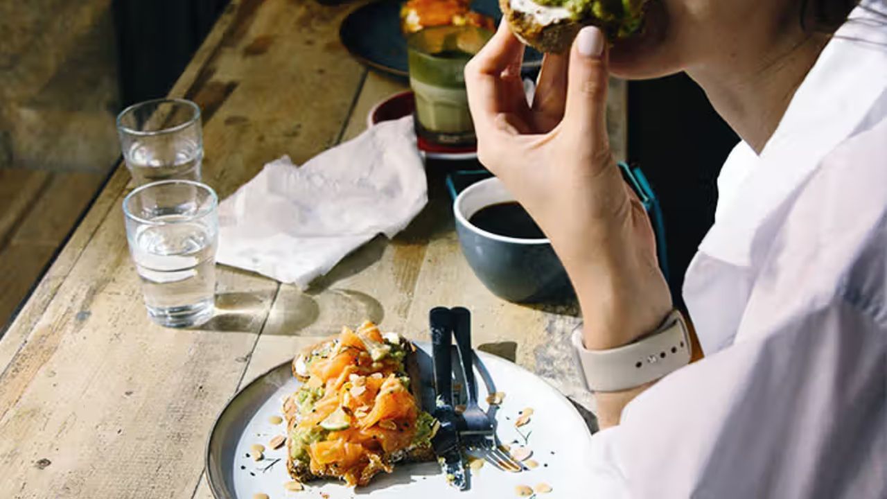 તમારા આહાર અને દિનચર્યા પર ધ્યાન આપો. દિવસ દરમિયાન થોડું થોડું ભોજન કરો. ઉચ્ચ પ્રોટીન અને ફાઇબરથી ભરપૂર ખોરાક લો. પાણીની અછત ન થવા દો. જો શરીરમાં થાક હોય, તો પૂરતી ઊંઘ લો. ડૉક્ટરની સલાહ પર પૂરક ખોરાક લો. ધ્યાન, યોગ અથવા હળવું ચાલવા જેવી પ્રવૃત્તિઓ કરો.