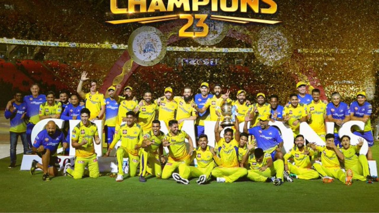 મહેન્દ્ર સિંહ ધોની 44 વર્ષનો થયો છે અને આઈપીએલમાં રમનાર સૌથી મોટી ઉંમરનો ખેલાડી પણ છે. પગમાં દુખાવો છતાં તે કીપિંગ કરે છે અને ટીમનું મનોબળ પણ વધારતો જોવા મળે છે.