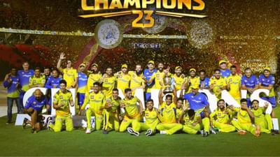 મહેન્દ્ર સિંહ ધોની 44 વર્ષનો થયો છે અને આઈપીએલમાં રમનાર સૌથી મોટી ઉંમરનો ખેલાડી પણ છે. પગમાં દુખાવો છતાં તે કીપિંગ કરે છે અને ટીમનું મનોબળ પણ વધારતો જોવા મળે છે.