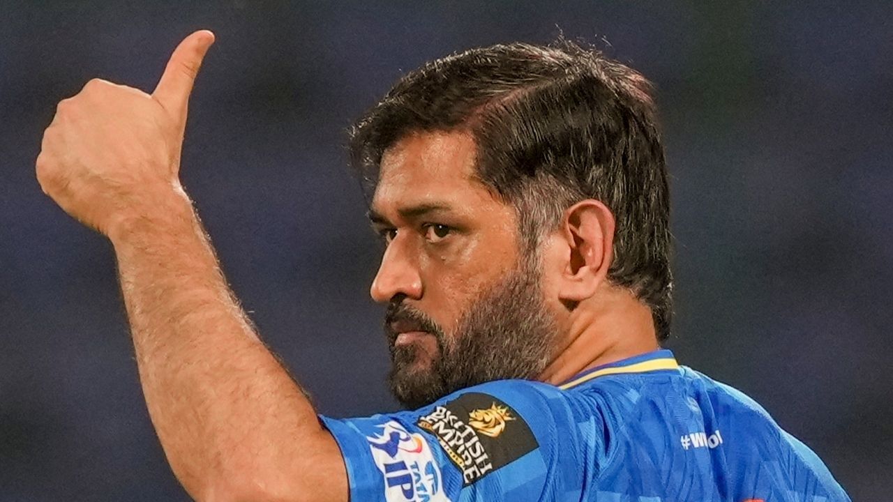 મહેન્દ્ર સિંહ ધોનીએ આ ઈવેન્ટમાં પોતાના ભવિષ્યને લઈ હિંટ આપતા કહ્યું કે, મને આવાત પાંચ વર્ષા માટે ક્રિકેટ રમવાની અનુમતિ મળી ગઈ છે. પરંતુ એક મુશ્કેલી છે કે, ડોક્ટરે માત્ર આંખની રોશની માટે પરવાનગી આપી છે. શરીર માટે તેમણે શરીરની અનુમતિ આપી નથી, પરંતુ માત્ર આંખોથી ક્રિકેટ રમી શકતા નથી. ત્યારે ધોનીએ સંકેત જરુર આપ્યા છે પરંતુ ચાહકોને ફરી એક વખત સન્સપેન્સમાં જવાબ આપ્યો છે.ચેન્નાઈ સુપર કિંગ્સ બદલાવમાંથી પસાર થઈ રહી છે અને આવી મુશ્કેલી પરિસ્થિતિમાં ધોનીનો અનુભવ અને તેનું હોવું ટીમને ભરોસો આપી શકે છે.