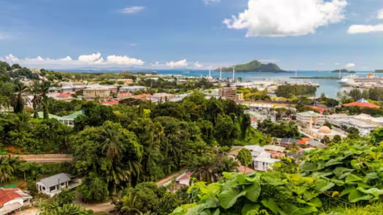 ભારત અનેક રાજ્યો અને કેન્દ્ર શાસિત પ્રદેશોથી બનેલો છ. અહીં દરેક રાજ્ય જિલ્લામાં વહેંચાયેલુ છે. દરેક જિલ્લાની તેની અલગ ઓળખ છે. સંસ્કૃતિ અને મહત્વ છે. ક્યાંક ઉદ્યોગ, ક્યાંક પ્રવાસન તો કોઈ શિક્ષણ માટે પ્રખ્યાત છે.