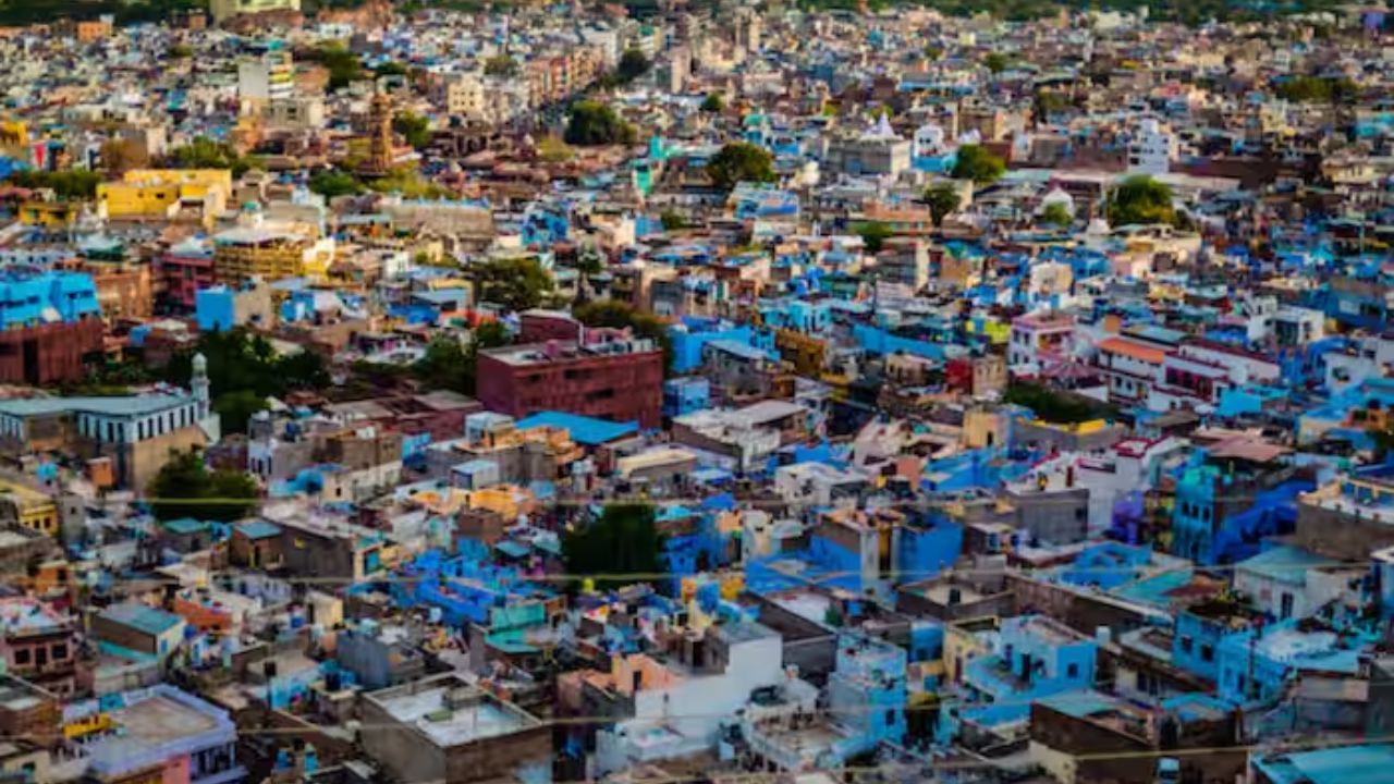 માહે જિલ્લાની એક તરફ અરબ સાગર આવેલ છે. જ્યારે બીજી તરફ તે કેરળ રાજ્યથી ઘેરાયેલો છે. આથી જ અહીંનુ વાતાવરણ, ખાનપાન, અને બોલીમાં કેરળનો પ્રભાવ સ્પષ્ટપણે ઝલકે છે.