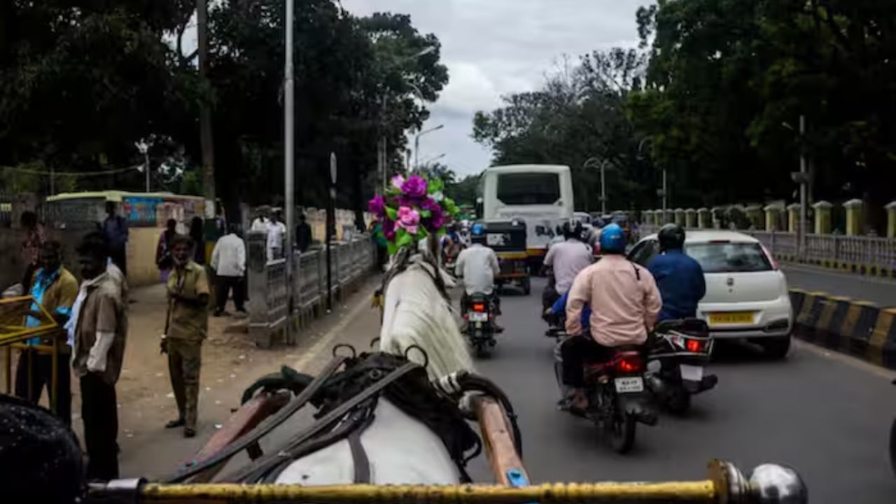 માહે જિલ્લાને 'French City of India' પણ કહેવામાં આવે છે કારણ કે ત્યાંની ઈમારતો અને માર્ગો ફ્રાંસની વાસ્તુકલાના નિયમોને આધારે બનાવવામાં આવી છે. અહીંની ડિઝાઈનમાં વસાહતી શૈલી (colonial style) સ્પષ્ટપણે જોવા મળે છે.
