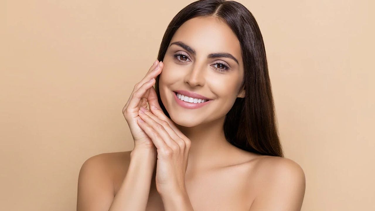 ત્વચા પર ક્રીમ લગાવવાના ફાયદા: ચહેરાને કુદરતી ચમક આપવા માટે ક્રીમ પણ એક ઉત્તમ દેશી રેસીપી છે. ક્રીમમાં ચરબીનું પ્રમાણ વધુ હોય છે, જે ચહેરાને મોઇશ્ચરાઇઝ કરવા માટે ઉપયોગી છે. ક્રીમમાં હાજર લેક્ટિક એસિડ ત્વચાને હળવાશથી એક્સફોલિએટ કરવામાં મદદ કરે છે. મૃત ત્વચાને દૂર કરે છે અને ત્વચાને મુલાયમ બનાવે છે. ક્રીમમાં હાજર વિટામિન અને એન્ટીઑકિસડન્ટ ત્વચાને કાયાકલ્પ કરીને વૃદ્ધત્વ ઘટાડવામાં મદદ કરે છે. દરરોજ ચહેરા પર ક્રીમ લગાવવાથી ચહેરાને તાજગી અને ચમકદાર દેખાવ મળે છે.
