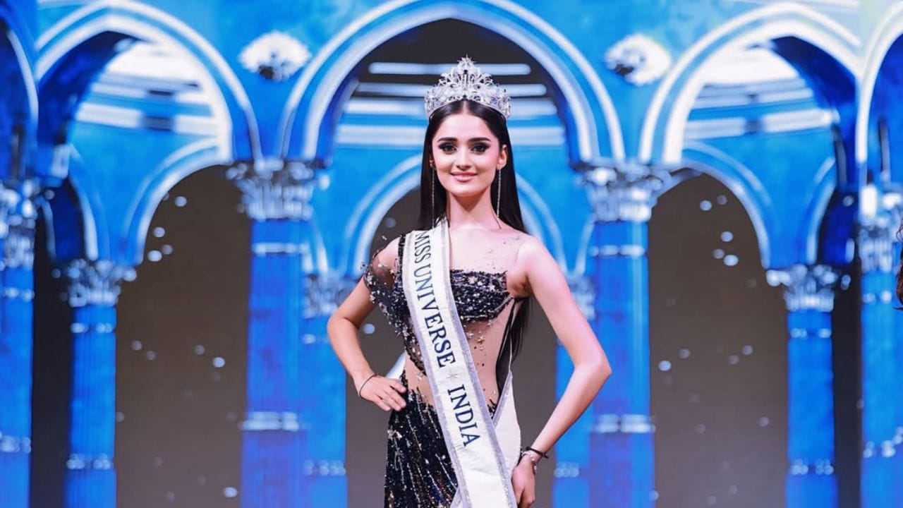 હાલમાં જ જયપુરમાં યોજાયેલી મિસ યુનિવર્સ ઈન્ડિયા 2025 સ્પર્ધા જીતીને મનિકા વિશ્વકર્માએ ઇતિહાસ રચ્યો હતો, ત્યારબાદ તે હવે 74મી મિસ યુનિવર્સ સ્પર્ધામાં ભારતનું પ્રતિનિધિત્વ કરવા જઈ રહી છે. ચાલો તમને જણાવીએ કે મનિકા વિશ્વકર્માના પરિવારમાં કોણ કોણ છે.