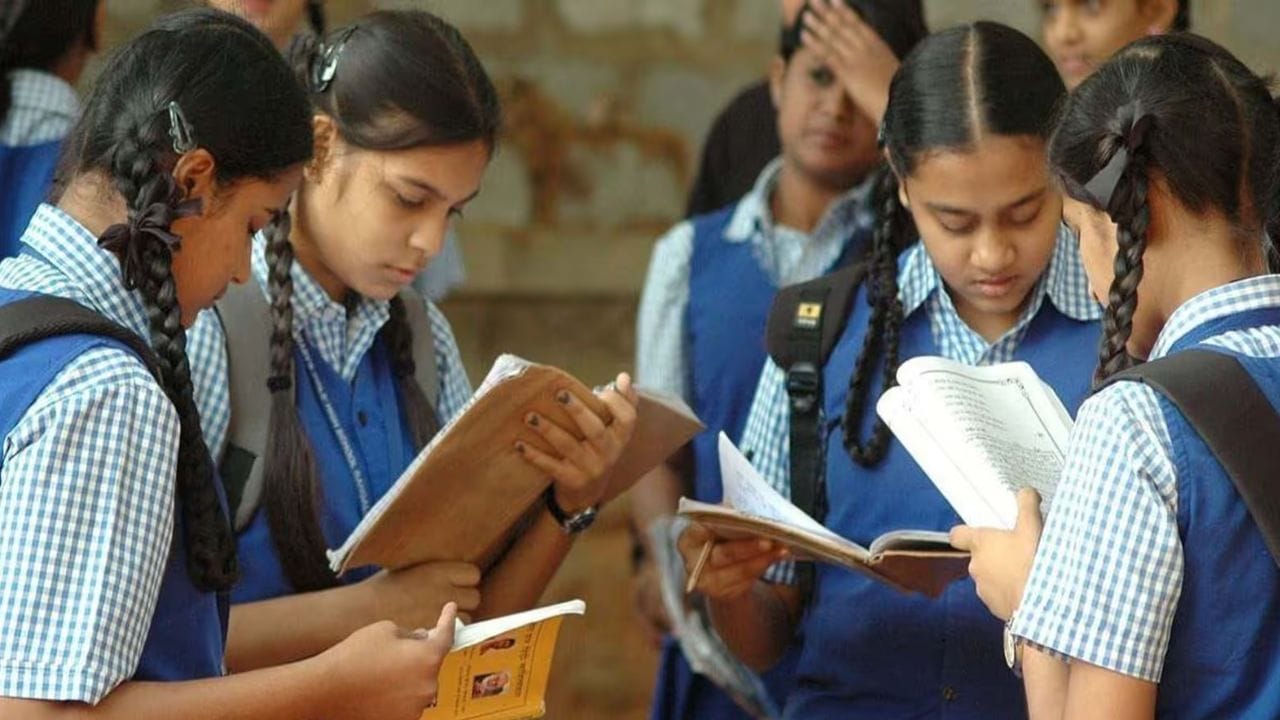 ઘણી વખત એવું જોવા મળ્યું છે કે લોકોની ભૂલથી માર્કશીટ ખોવાઈ જાય છે. પછી જ્યારે તમે નોકરી માટે અરજી કરો છો અથવા વધુ અભ્યાસ માટે ક્યાંક પ્રવેશ લો છો, ત્યારે માર્કશીટ જોડવી જરૂરી બને છે અને જો માર્કશીટ ના મળે તો સમસ્યા ઉભી થાય છે. જો તમારી 10મા કે 12માં ધોરણની માર્કશીટ પણ ખોવાઈ ગઈ હોય, તો ગભરાવાની જરૂર નથી. તમે તેને ફરીથી બનાવી શકો છો. ચાલો જાણીએ કેવી રીતે.