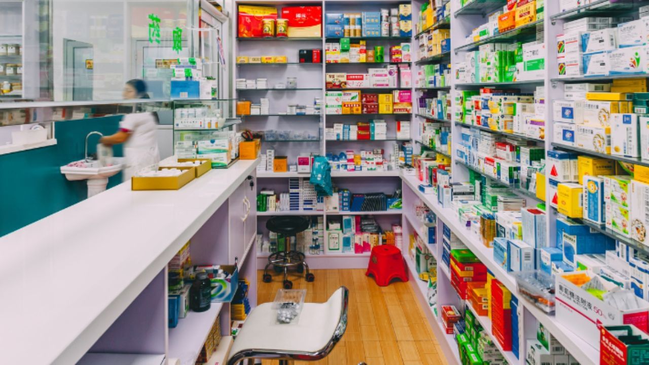 જો તમારી પાસે ડિગ્રી ન હોય તો શું?: જો તમારી પાસે ફાર્મસી ડિગ્રી ન હોય તો પણ તમે મેડિકલ સ્ટોર ખોલી શકો છો, પરંતુ આ માટે મેડિકલ સ્ટોર પર લાઇસન્સ પ્રાપ્ત ફાર્માસિસ્ટને નોકરી પર રાખવાનો નિયમ છે. ધ્યાનમાં રાખો કે ફાર્માસિસ્ટ દુકાનના કામકાજના કલાકો દરમિયાન હાજર હોવો જોઈએ અને તેનું નામ State Pharmacy Councilમાં નોંધાયેલું હોવું જોઈએ.
