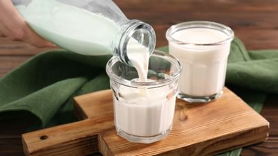 દૂધમાં પ્રોટીન, કેલ્શિયમ, વિટામિન A, B-6, D, K, ફોસ્ફરસ, મેગ્નેશિયમ અને આયોડિન જેવા પોષક તત્વો ભરપૂર હોય છે. જોકે દૂધ ખૂબ જ આરોગ્યપ્રદ છે, પરંતુ જો તે કેટલાક ખોરાક સાથે ખાવામાં આવે તો તે તમારા સ્વાસ્થ્યને નુકસાન પહોંચાડી શકે છે.