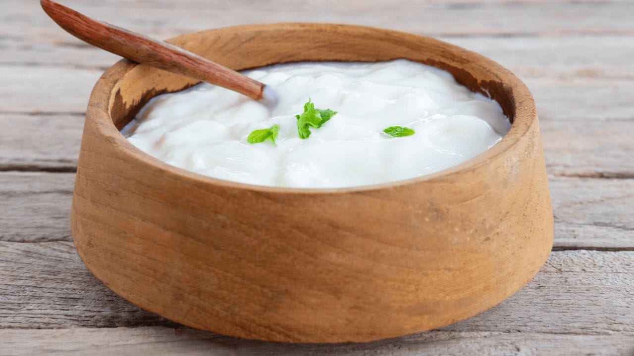 આયુર્વેદ અનુસાર, દૂધ અને દહીં ક્યારેય એકસાથે ન લેવા જોઈએ. દૂધ સાથે દહીં ખાવું અથવા દૂધ પછી દહીં ખાવું, બંને સ્વાસ્થ્ય માટે હાનિકારક છે. આનાથી પેટની સમસ્યાઓ પણ થઈ શકે છે અને તમારું પેટ પણ ખરાબ થઈ શકે છે.