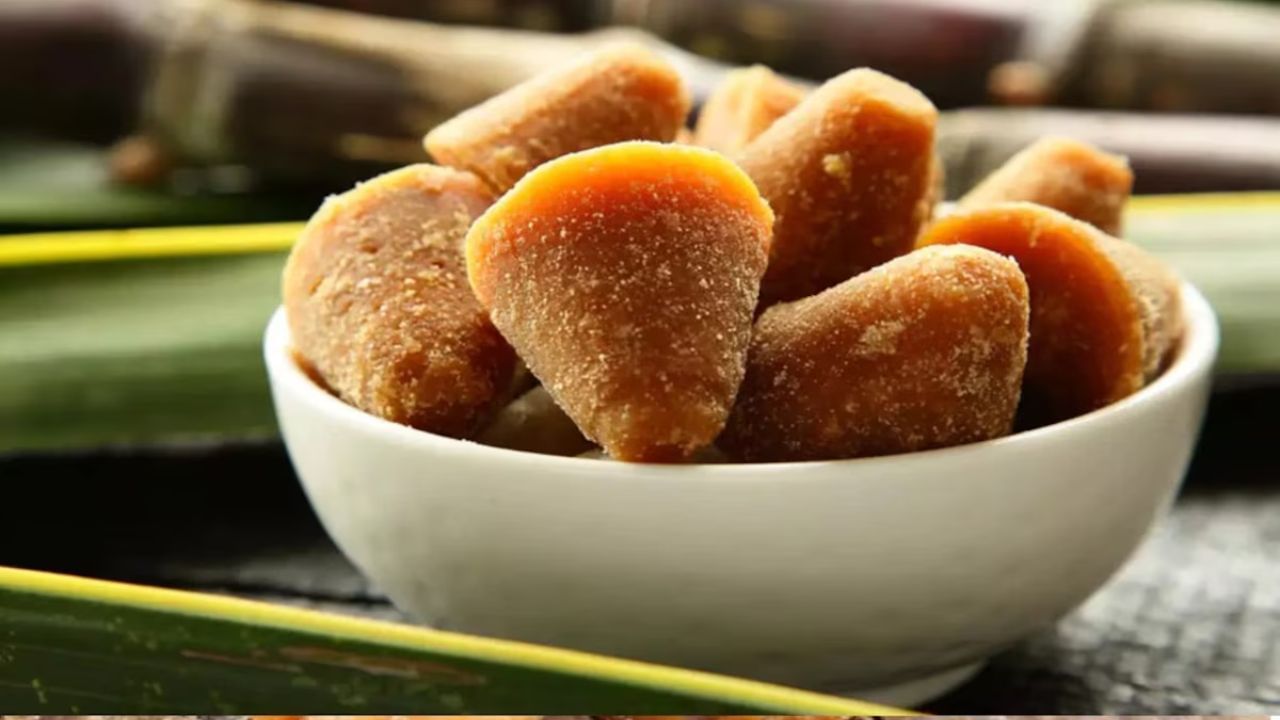 આ ઉપરાંત ઘણીવાર લોકો ખાંડને બદલે દૂધમાં ગોળ ઉમેરી દે છે. આ એક સ્વસ્થ વિકલ્પ છે, પરંતુ આયુર્વેદમાં દૂધ સાથે ગોળ ખાવાથી પેટ માટે નુકસાનકારક હોવાનું કહેવાય છે. આનાથી પેટ ખરાબ થઈ શકે છે.