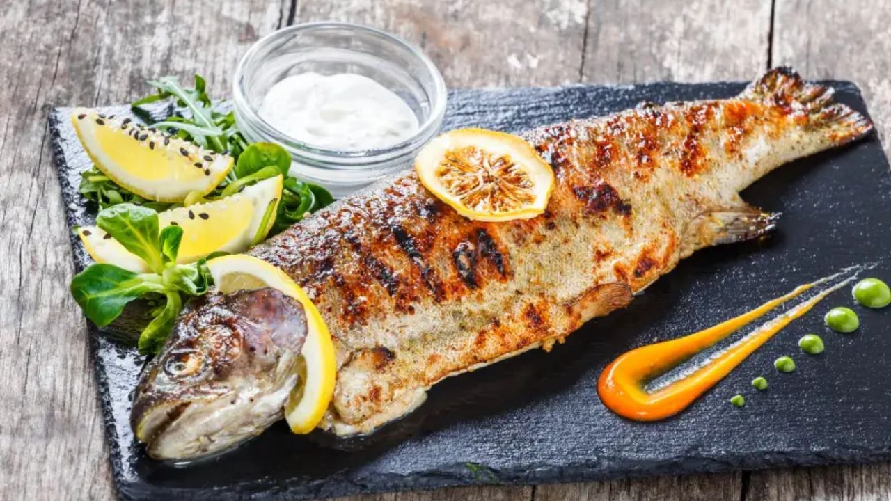 માછલીને સ્વાસ્થ્ય માટે ખૂબ જ ફાયદાકારક માનવામાં આવે છે, પરંતુ દૂધ અને માછલી ક્યારેય એકસાથે ન ખાવા જોઈએ. આનાથી ફૂડ પોઈઝનિંગ, પેટમાં દુખાવો વગેરે જેવી પાચન સમસ્યાઓ થઈ શકે છે. આ ઉપરાંત ત્વચામાં ચેપ પણ થઈ શકે છે.