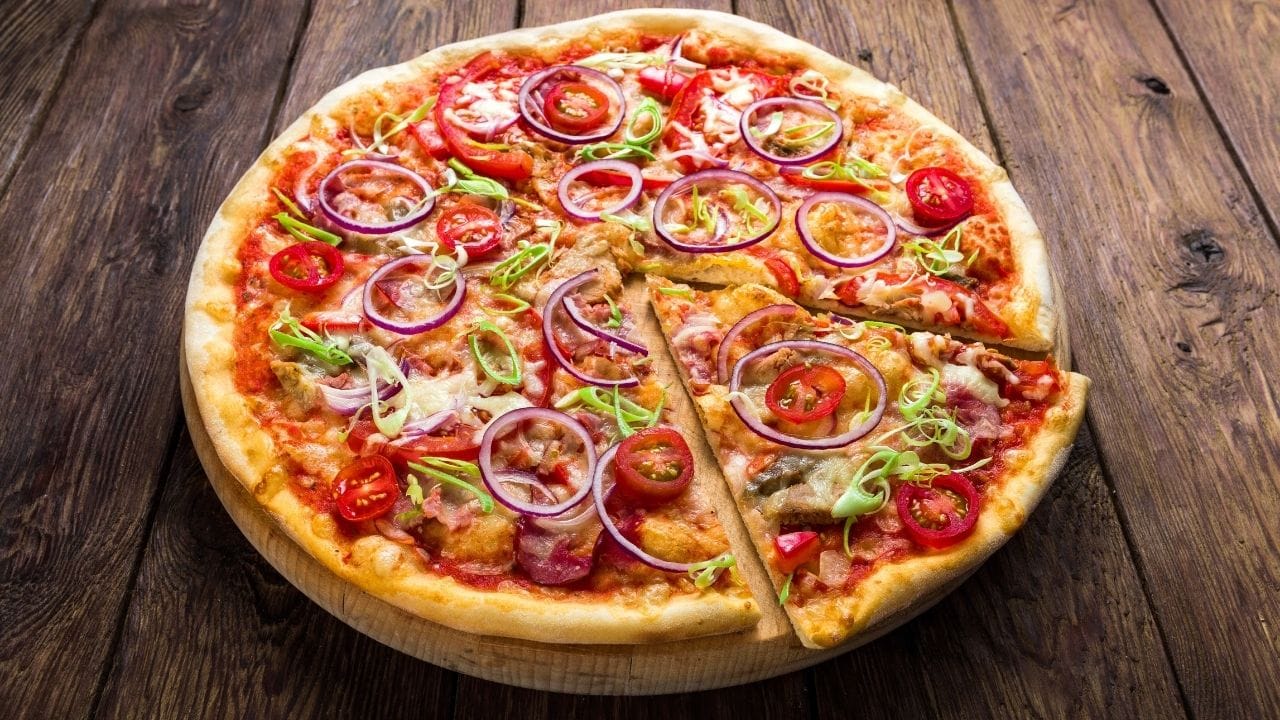 મસાલાયુક્ત ખોરાકનું સેવન કરવાથી એસિડનું ઉત્પાદન વધારી શકે છે, જે દૂધ સાથે ભેળવવાથી કેટલાક લોકોમાં પાચન સમસ્યાઓ થઈ શકે છે. ગરમ કરી, કેપ્સિકમ અને મસાલેદાર ખોરાક દૂધ સાથે ખાવાથી એસિડ રિફ્લક્સ અથવા અપચોનું જોખમ વધી શકે છે.(નોંધ: આ લેખમાં આપેલા મુદ્દાઓ પ્રાથમિક માહિતીઓને આધારે તૈયાર કરવામાં આવ્યા છે. આરોગ્યને લાગતાં કોઈ પણ પ્રયોગ કે નિર્ણય લેતા પહેલા અનુભવી તબીબ અથવા જે તે વિષયના નિષ્ણાંતની સલાહ લેવી હિતાવહ છે.)