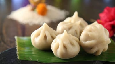 મોદક બનાવવા માટે સૌથી મહત્વપૂર્ણ વસ્તુ ચોખાનો લોટ અને માવો છે. આ ઉપરાંત તમારે એલચી પાવડર, કેસર, પાણી, નારિયેળ, ગોળ અને ડ્રાય ફ્રુટની જરૂર પડશે.