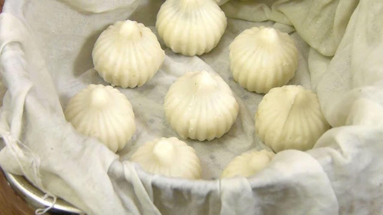 બીજી બાજુ, એક તપેલી લો અને તેમાં ઘી ઉમેરો. ઘી ગરમ થયા પછી, માવો, નારિયેળ અને ગોળ ઉમેરો અને મિક્સ કરો. આ પછી, એલચી પાવડર અને બારીક સમારેલા સૂકા મેવા ઉમેરો અને સારી રીતે તળો.